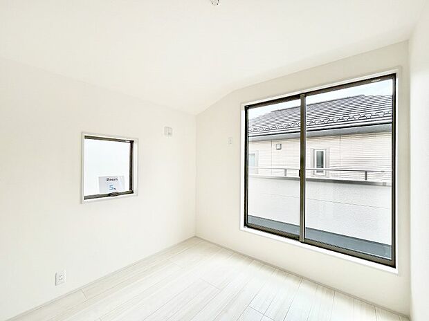 ◆2号棟◆〜Bed Room〜 2面採光を確保した明るい室内は、風通しも良く、大変居心地の良い空間となっております。爽やかな風を感じて起きる朝は、快適生活の始まりに!日当たりや通風がとても良い住まい♪