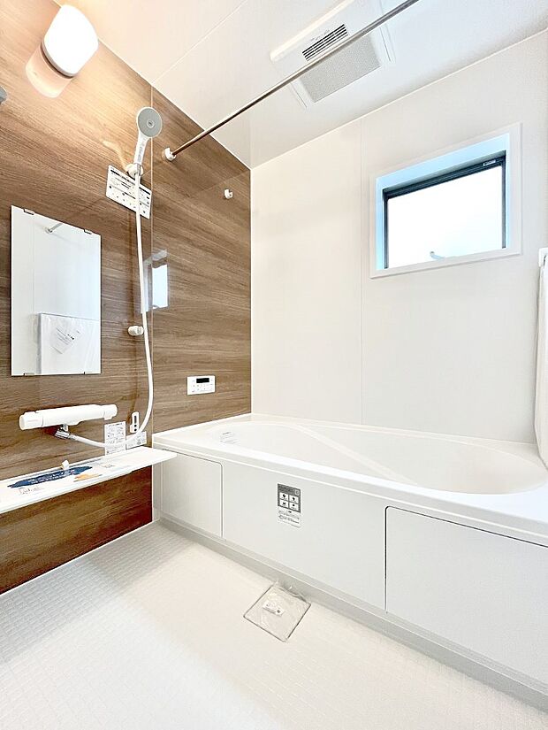 ◆2号棟◆〜Bath Room〜 落ち着いた雰囲気の浴室で明日に向けてリフレッシュ。浴室乾燥機能も付いているので洗い上がった洗濯物を、雨の日も天気を気にせず乾燥させることも可能です。
