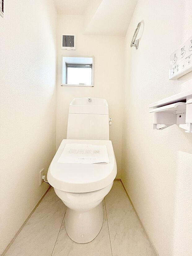 ◆2号棟◆〜Toilet〜　清潔感のある水回り♪トイレはウォシュレット付きです◎トイレは毎日使わざるを得ないもの。いつも清潔を保ちたいですね。トイレが2ヶ所あるので朝の混雑時に便利です！