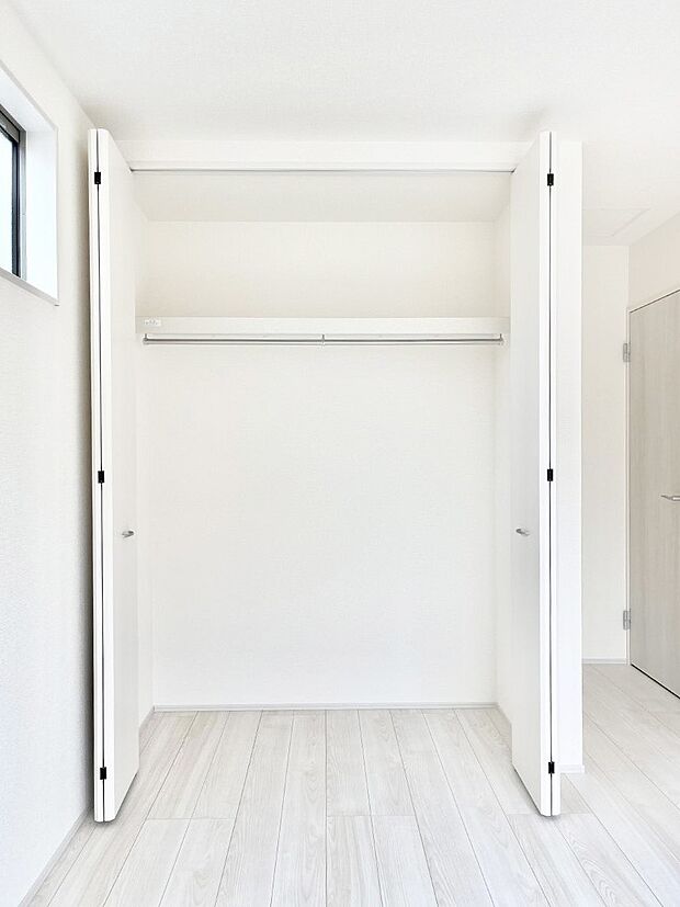 ◆2号棟◆〜Closet〜　壁面クローゼットがあればタンスを置く必要がなく、出っ張りのないスッキリ空間を維持できます。限られたスペースを有効に活用できそう。衣類や趣味の品などたっぷり収納出来ますね♪
