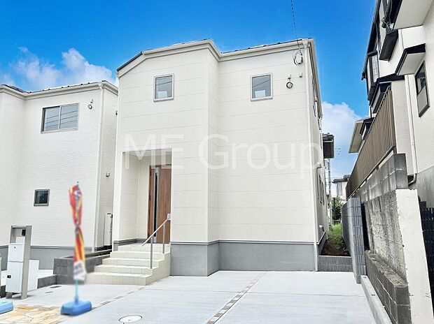 ◆2号棟◆〜Exterior〜 一戸建ての大きなメリットは、自分達の「土地」を「自由に」使える事です。ガーデニングやDIY,車やバイクの趣味など様々な用途で利用できます。