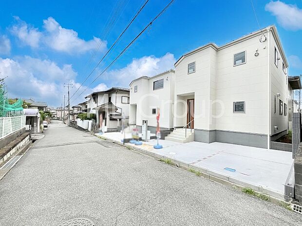 〜Exterior〜　前面道路は閑静な住宅地をはしる車通りの少ない道路。駐車の出し入れもらくらくです！ご不明点・現地見学のご希望は、お気軽にお問い合わせください！