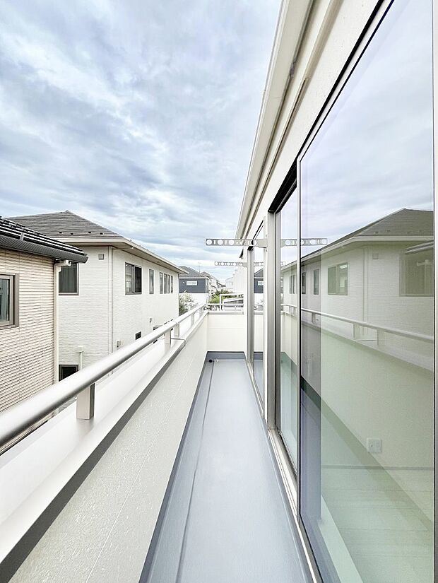 ◆2号棟◆〜Balcony〜  バルコニーは温かい陽がさしこみ、お布団や洗濯物を気持ちよく干すことができます。  使いやすく開放的なバルコニーです♪陽ざしがたっぷり降り注ぐ、バルコニー付き住まい。  