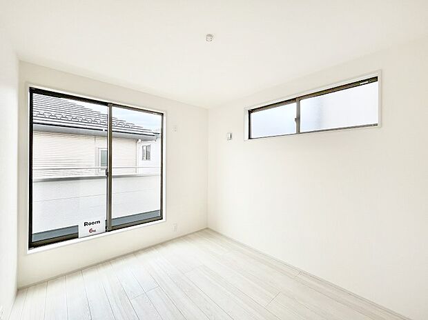 ◆2号棟◆〜Bed Room〜 バルコニーからの採光で朝もスッキリ目が覚めそうですね!穏やかな光が差し込む室内には、穏やかな時間が流れます。落ち着いた空間で自分の趣味を楽しむのはいかがですか。