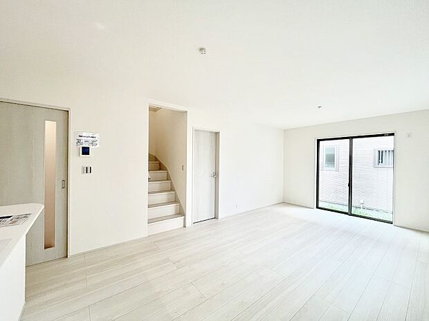 ◆2号棟◆〜Living〜　リビングに階段のある間取りです♪家族のコミュニケーションがスムーズに取れますね♪ゆとりある暮らしと心地よい住環境が紡ぐ贅沢な時間をご家族みんなでお過ごし下さい。