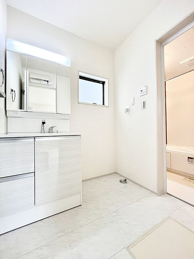 ◆2号棟◆Dressing Room〜 暗くなりがちな洗面所も窓があると採光と換気が可能なので気持ちよくお使い頂けます。三面鏡タイプの洗面台は鏡裏収納で散らかりがちな洗面所もスッキリ♪