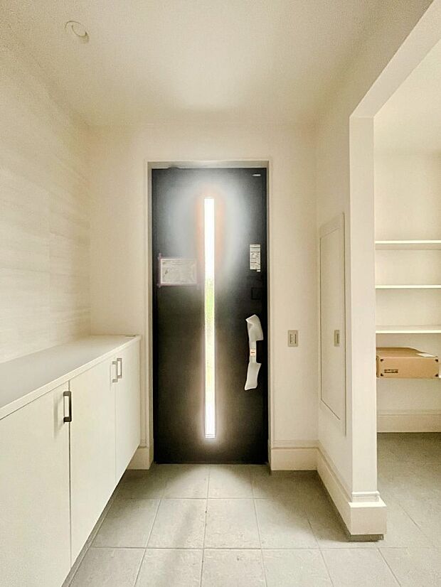 〜Entrance〜　家の中でお客様を迎える最初の場所である玄関は、家の印象そのものです！豊富な玄関収納で、常に綺麗に保つことが出来ます♪玄関にはたっぷり収納の下駄箱を完備！