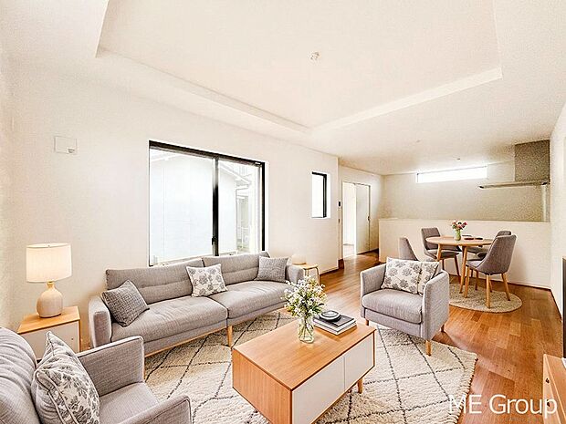 〜Living〜 家族の会話や笑顔が行き交うリビングです。子供が走ってる姿を見ながら、大きなソファやダイニングテーブルでゆったり食事をしたりくつろぎたい♪そんな夢が叶えられる空間です!※家具はCGです