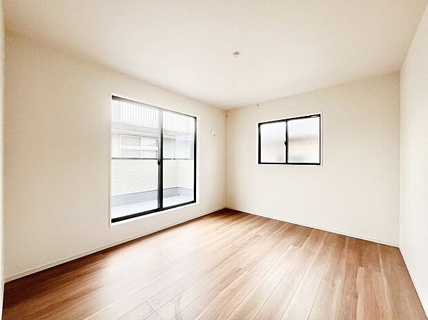 ~Bed Room~ 「今日も一日お疲れ様」とご夫婦でゆったりくつろげる寝室。毎日の家事やお仕事に疲れた日はフカフカのベットで癒されてください。テレビや本棚をおいても快適な広さが自慢♪