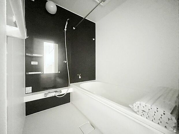 〜Bath Room〜　ゆったりと足を伸ばして入浴することが可能！一日の疲れを癒す貴重なバスタイムです。お子様とご一緒でも十分な広さなので、リビングとは違った家族団欒のひと時をお楽しみいただけます。