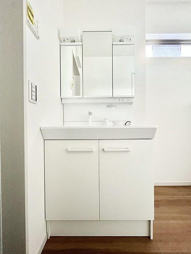 〜Dressing Room〜 十分な大きさの洗面台は収納もさる事ながら、身だしなみチェックや歯磨きなど、朝の慌ただしい時間でもホテルライクなスペースで余裕とゆとりを感じて頂けます。