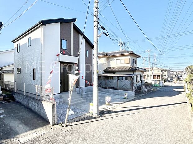 〜Exterior〜   前面道路は閑静な住宅地をはしる車通りの少ない道路。駐車の出し入れもらくらくです！ご不明点・現地見学のご希望は、お気軽にお問い合わせください！