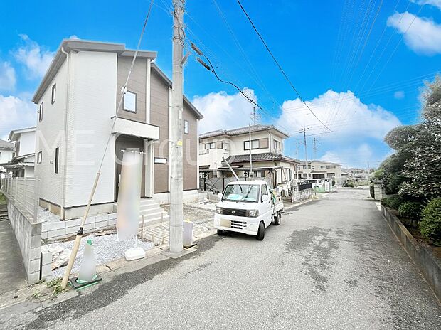 〜Exterior〜 前面道路は閑静な住宅地をはしる車通りの少ない道路。駐車の出し入れもらくらくです!ご不明点・現地見学のご希望は、お気軽にお問い合わせください!