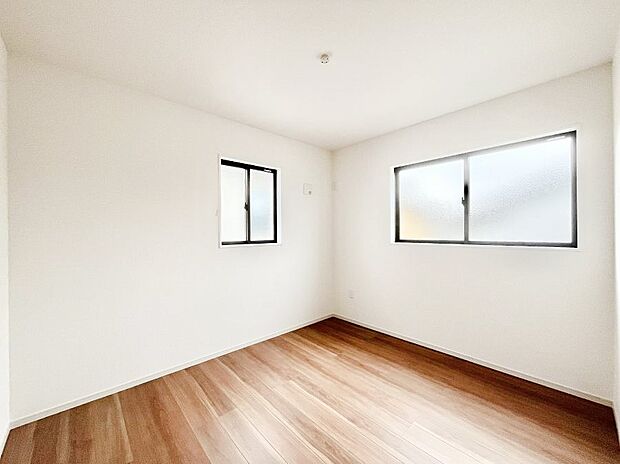 ~Bed Room~ 2面採光を確保した明るい室内は、風通しも良く、大変居心地の良い空間となっております。爽やかな風を感じて起きる朝は、快適生活の始まりに!日当たりや通風がとても良い住まい♪