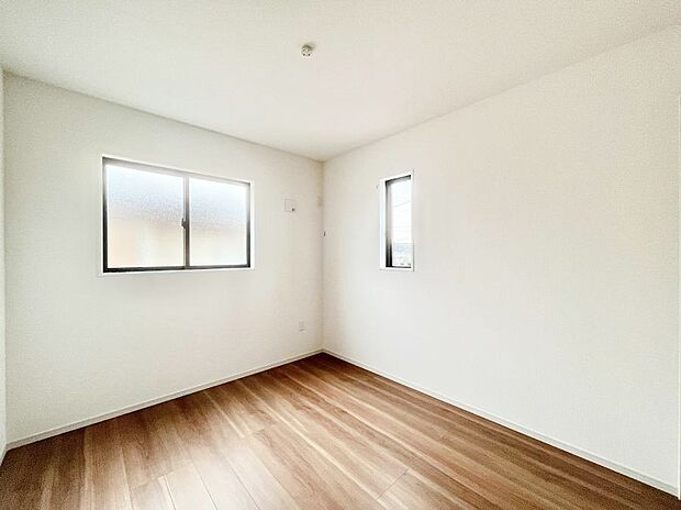 〜Bed Room〜 部屋数が多いのが戸建てのメリットです。ご家族が増えたことで手狭に感じていた住まいも戸建てでは各居室プライバシーを保つことができます。住まいにゆとりが生まれ心もリラックスできます♪