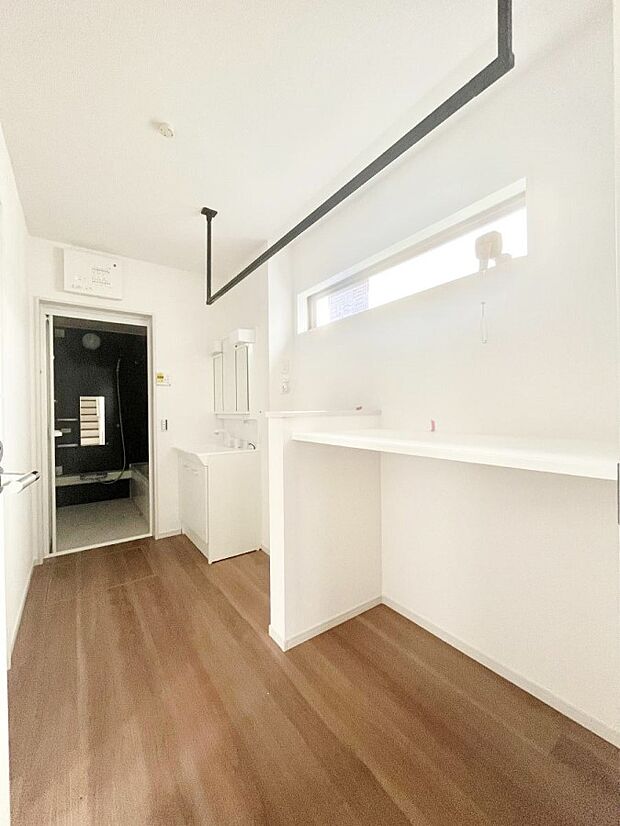 〜Dressing Room〜 スタイリッシュなパウダールーム。ゆとりの洗面スペースで朝の身支度もスムーズに。暗くなりがちな洗面所も窓があると採光と換気が可能なので気持ちよくお使い頂けます。