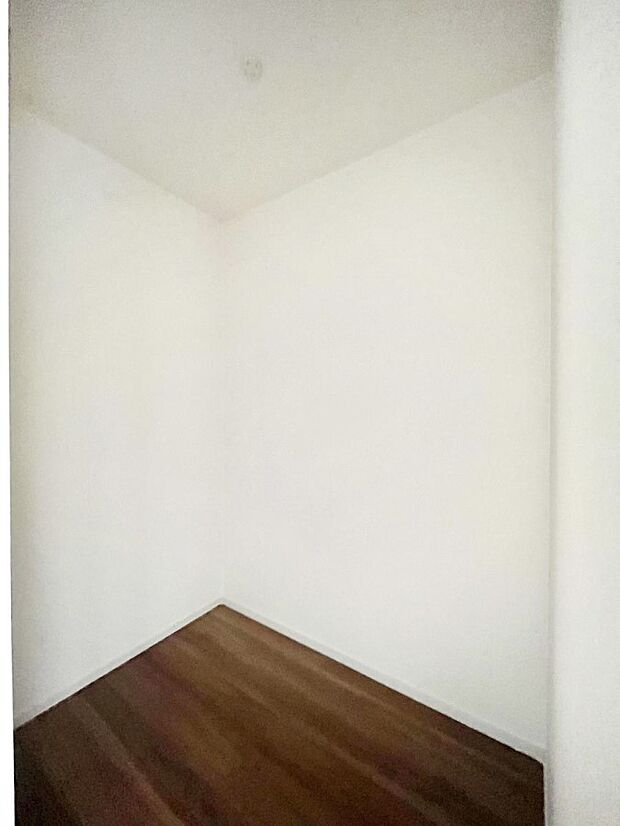 ~Walk-in Closet~ 必要なものやコーディネートを一覧して確認でき、身支度や準備が短時間で済むウォークインクローゼットを設置しました。家の中をすっきりとさせる便利な収納スペースです。