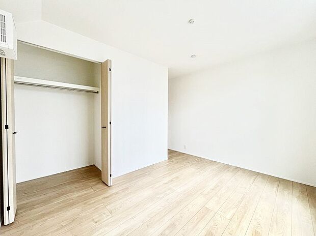 ~Bed Room~ 全居室には収納クローゼットを完備!普段使いのお洋服や小物はもちろん、季節物のお洋服などもしっかりと整理整頓おしまい頂けます。 居室空間を広く使用できますね。