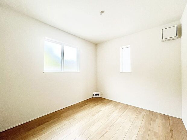 ~Bed Room~ 部屋数が多いのが戸建てのメリットです。ご家族が増えたことで手狭に感じていた住まいも戸建てでは各居室プライバシーを保つことができます。住まいにゆとりが生まれ心もリラックスできます♪
