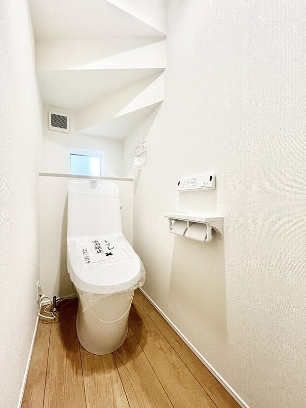 ~Toilet~ 綺麗・スッキリ・快適なウォシュレット付トイレでくつろげる空間です。トイレは毎日使わざるを得ないもの。いつも清潔を保ちたいですね。トイレが2ヶ所あるので朝の混雑時に便利です!