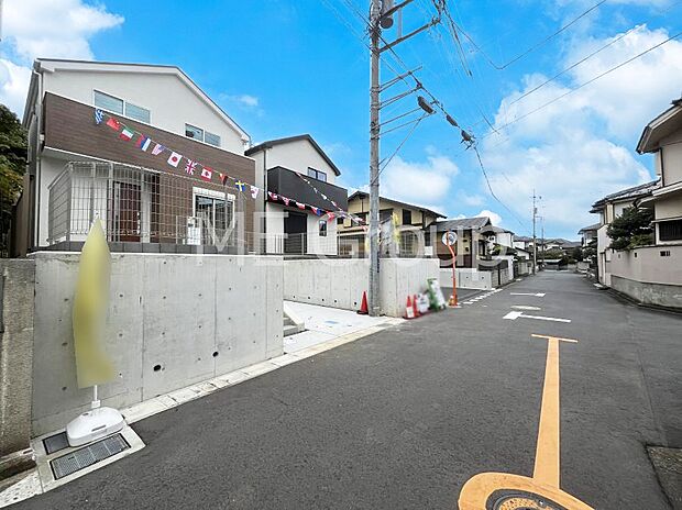 ~Exterior~ 前面道路は閑静な住宅地をはしる車通りの少ない道路。駐車の出し入れもらくらくです!ご不明点・現地見学のご希望は、お気軽にお問い合わせください!