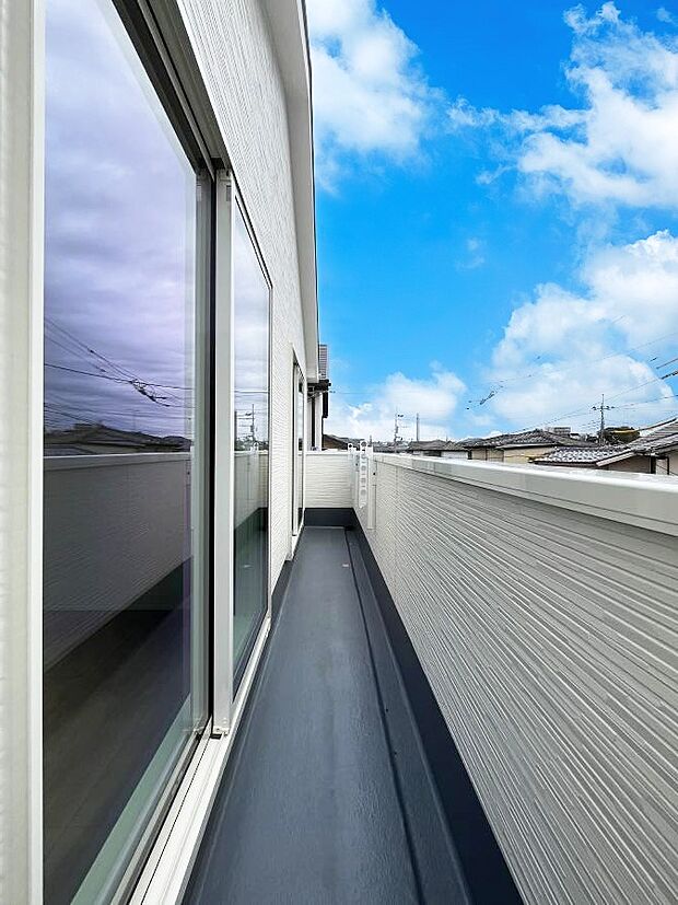 ~Balcony~ バルコニーは温かい陽がさしこみ、お布団や洗濯物を気持ちよく干すことができます。 使いやすく開放的なバルコニーです♪陽ざしがたっぷり降り注ぐ、バルコニー付き住まい。