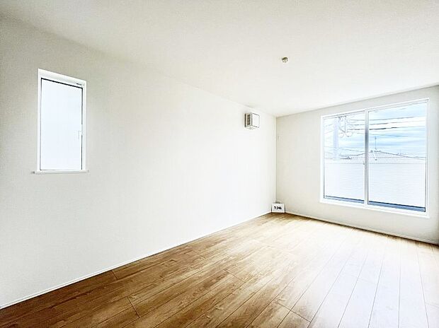 ~Bed Room~ バルコニーからの採光で朝もスッキリ目が覚めそうですね!穏やかな光が差し込む室内には、穏やかな時間が流れます。休日には、落ち着いた空間で自分の趣味を楽しむのはいかがですか。
