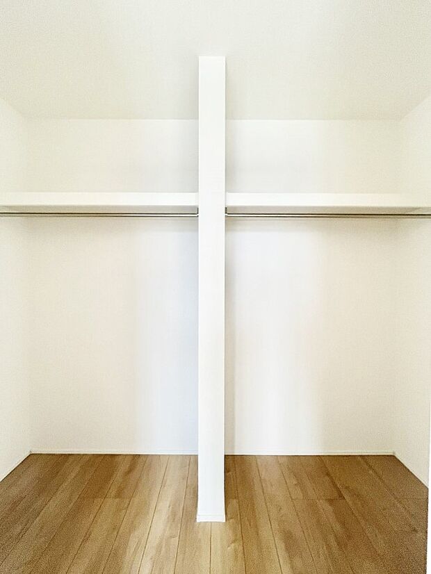 ~Walk-in Closet~ 必要なものやコーディネートを一覧して確認でき、身支度や準備が短時間で済むウォークインクローゼットを設置しました。家の中をすっきりとさせる便利な収納スペースです。