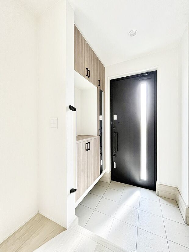 ガラススリットの入った玄関ドアが室内に光を届けてくれます