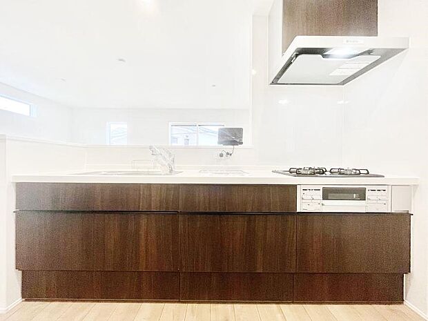 システムキッチンはシンプルでスッキリした飽きの来ないデザインなので永く使えそう!