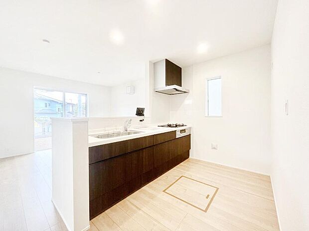 ご家族の会話弾む対面キッチン。お料理中のパパママもご家族と過ごす時間が増えそう！