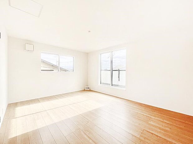 バルコニーが明るさと開放感を演出!朝スッキリと目覚められそうですね!