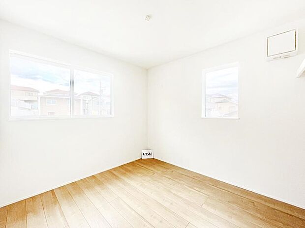 2面採光の洋室。窓から入り込む陽光がお部屋全体を優しく包み込みます!