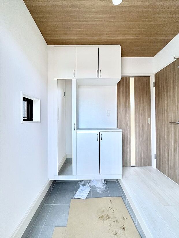 飾り棚を利用して、お越しいただくお客様をおもてなしできます。