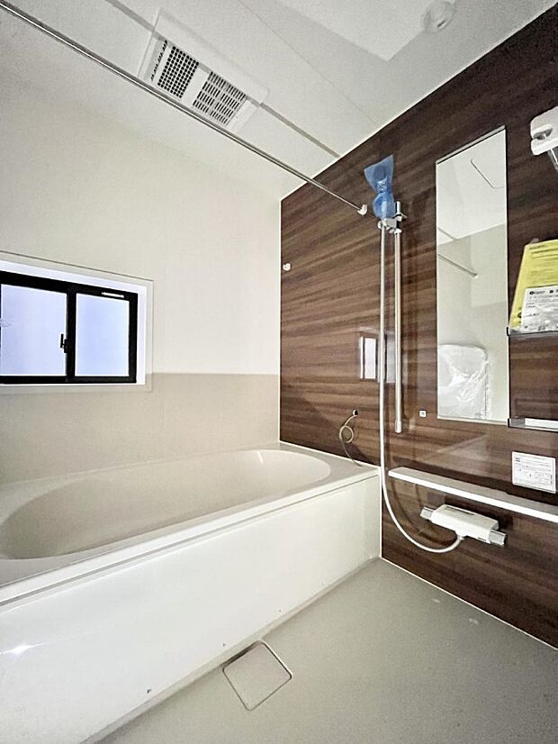 窓からの採光が心地よい、爽やかなバスルーム!換気もしやすいですね!