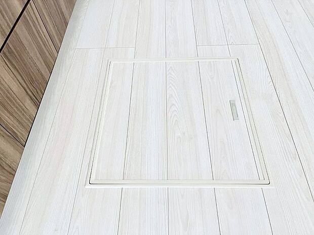 三面鏡の裏に、化粧品や衛生用品などを収納可能。洗面台をすっきりと保ちます!