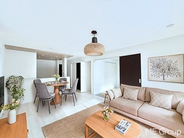 ◆1号棟◆〜Living〜　家族の食事や団らんのほか、子どもを遊ばせたり、友人を招いたりするLDKは住まいの中心。長時間過ごす場所だから、その空間は住まい全体の居心地を左右します。  ※家具はCGです