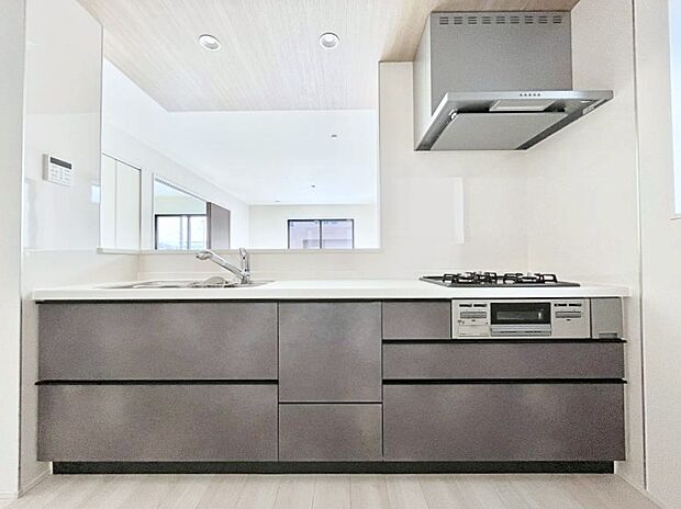 ◆1号棟◆〜Kitchen〜　広くて使いやすいキッチンなら家族でいっしょに料理をつくったり、後片付けも手間なくできちゃいます♪収納もたっぷりあるので、いつもすっきりと清潔な印象を保てます。