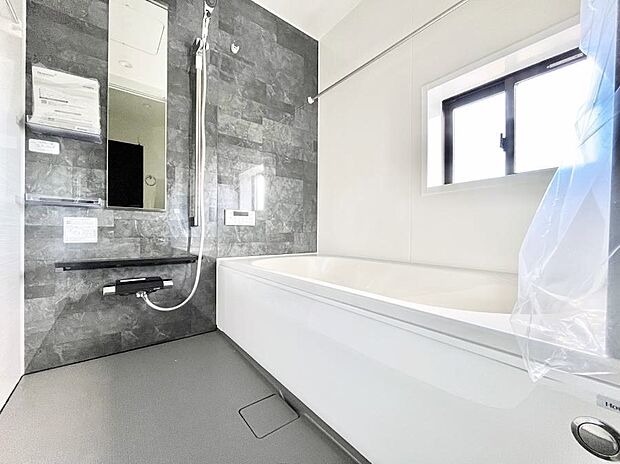 ◆1号棟◆〜Bath Room〜 窓付きのバスルームは、採光もあり明るく気持ちの良い空間です。窓があることで、換気環境も良好。ゆったり寛げるバスルームで、毎日のバスタイムが楽しみになりそうです。