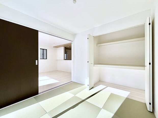 ◆1号棟◆〜Japanese Room〜　LDK隣接の和室は、アイロンがけなど奥様の家事スペースとして、また小さなお子様のいるご家庭ではお昼寝やおむつ替えの場としてご活用いただけます。