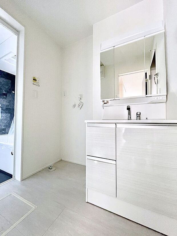 ◆1号棟◆〜Dressing Room〜 明るく清潔感溢れるパウダールーム。毎日使う場所だからこそ、快適な空間となっております。シャンプードレッサーを採用しておりますので、朝シャンも手軽に出来ます。