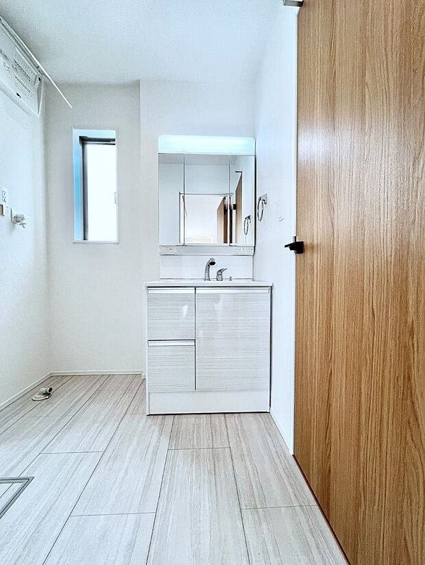 明るい洗面所は毎朝の身支度も楽しくできちゃいそうです。