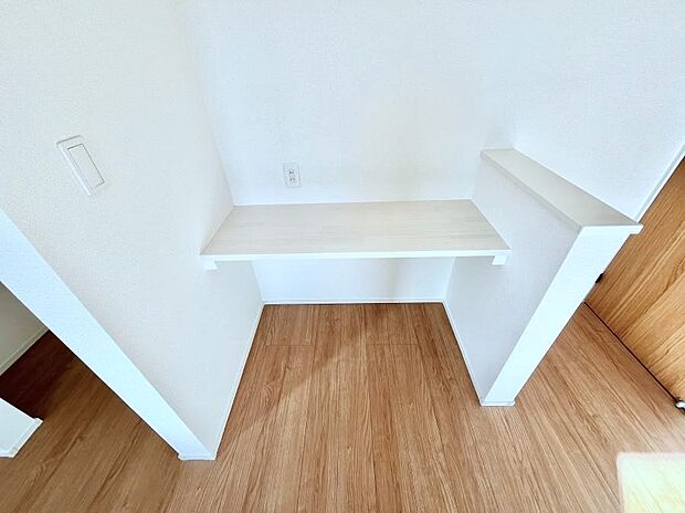 洋室のカウンター。お気に入りの小物やグリーンを飾ったり使い方は様々！