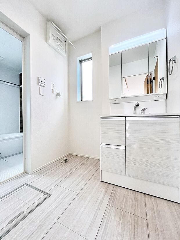 小窓がついているので湿気の多い場所でも換気が十分行えます。毎日の身支度を気持ち良く！