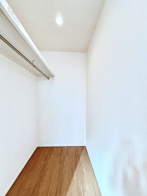 ウォークインクローゼット付きで生活空間を広く利用できます。