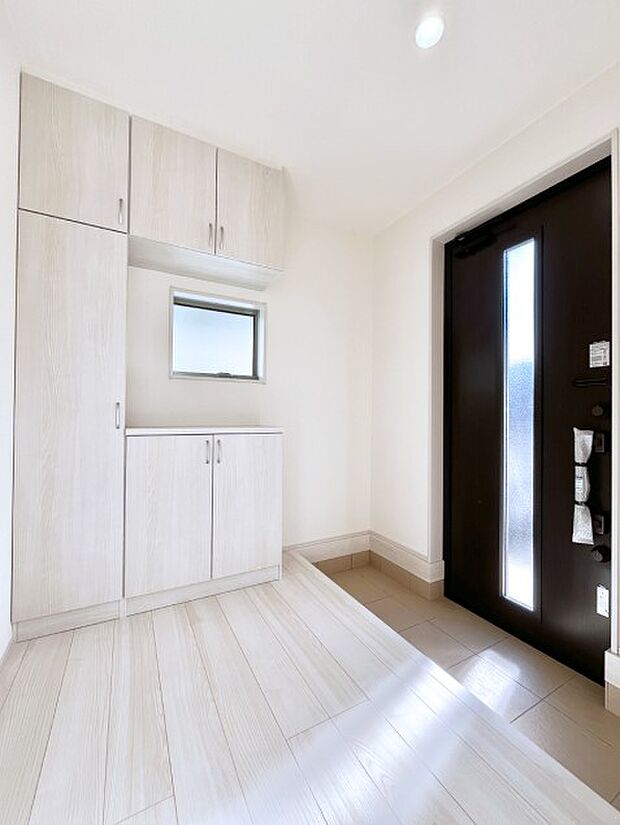 ◆1号棟◆〜Entrance〜　家の中でお客様を迎える最初の場所である玄関は、家の印象そのものです！豊富な玄関収納で、常に綺麗に保つことが出来ます♪玄関にはたっぷり収納の下駄箱を完備！