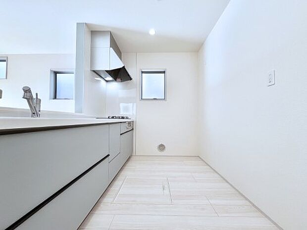 ◆1号棟◆〜Kitchen〜　自然光が入る窓のあるキッチン☆毎日使う場所だからこそ、使い勝手を考慮しました。ゆったりとしたキッチンコーナーは質感豊かな仕上がりとなっております。