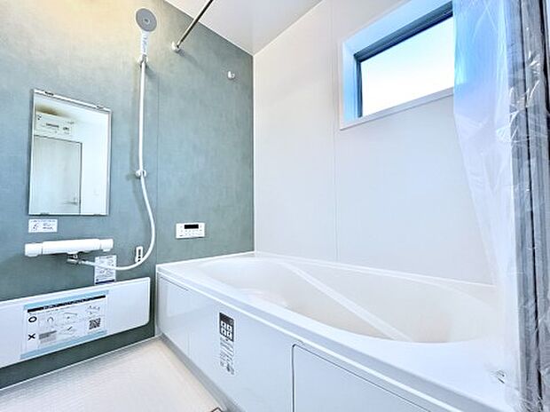 ◆1号棟◆~Bath Room~ 窓付きのバスルームは、採光もあり明るく気持ちの良い空間です。窓があることで、換気環境も良好。ゆったり寛げるバスルームで、毎日のバスタイムが楽しみになりそうです。