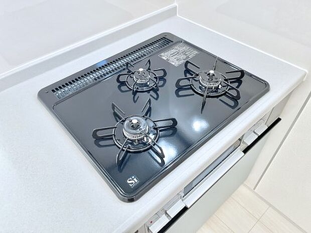 ◆1号棟◆ガスコンロはＳｉセンサー搭載。火力調節や焦げ付き・消し忘れも防いでくれます。