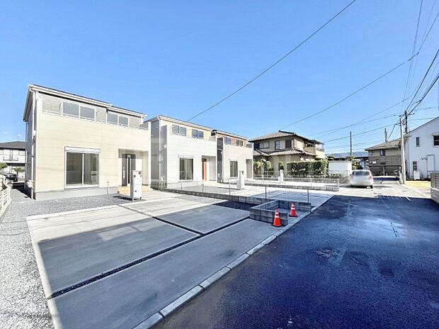 〜Exterior〜   前面道路は閑静な住宅地をはしる車通りの少ない道路。駐車の出し入れもらくらくです！ご不明点・現地見学のご希望は、お気軽にお問い合わせください！